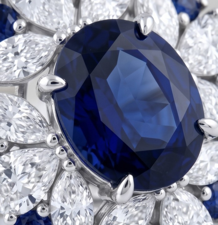 Julietta 20.5 carat Sapphire .925 Sterling Silver handmade Statement ring size 7 1/4 - Close-up of Julietta 20.5 carat sapphire in sterling silver setting