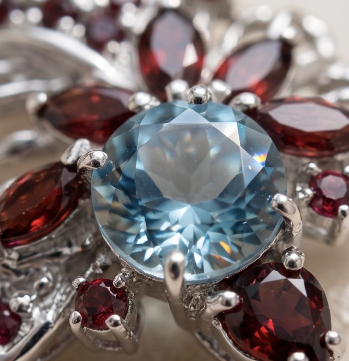 Isabel Authentic 20.2 carat green Amethyst Garnet rhodium over .925 Sterling Silver handmade pendant - Close-up of a 20.2 carat green amethyst garnet jewelry detail