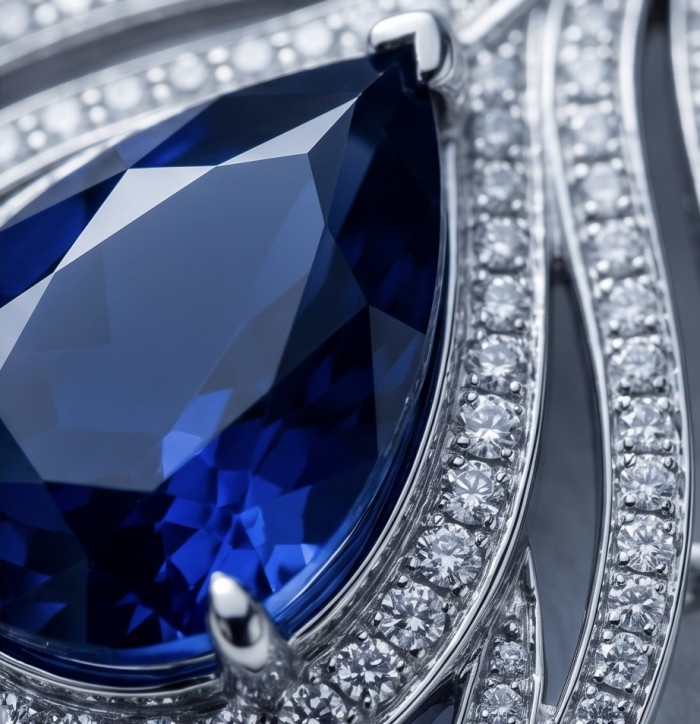 Precious Magic Feather 10.2 carat Sapphire .925 Sterling Silver .925 Sterling Silver Statement Necklace - Close-up of 10.2 carat sapphire in .925 sterling silver setting
