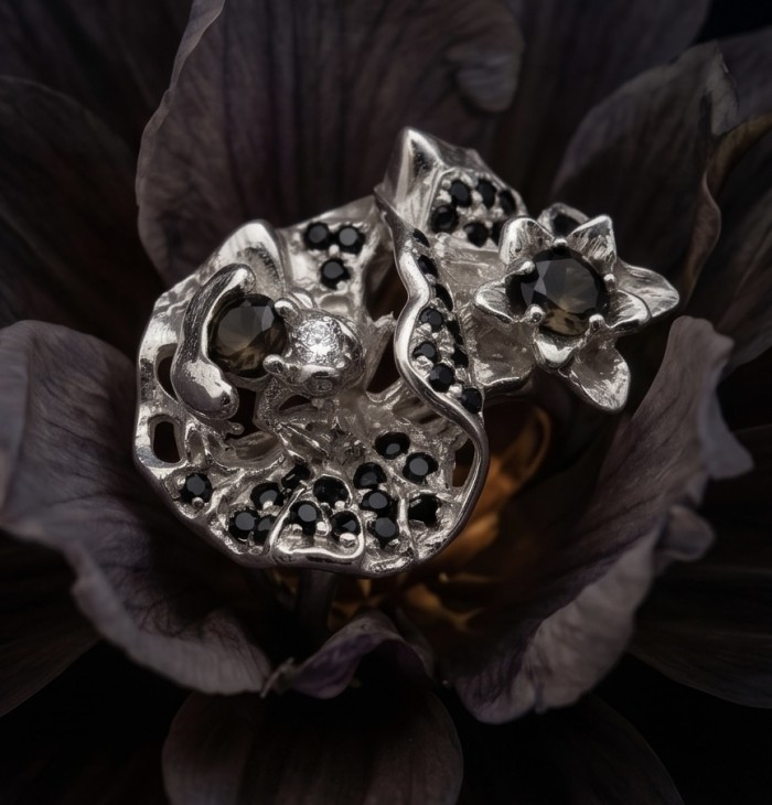Blue Flowers 10.2 carat natural Sapphire .925 Sterling Silver dipped in rhodium Perfectly handcrafted Ring s. 8 - Close-up of sapphire and sterling silver jewelry on a dark flower.