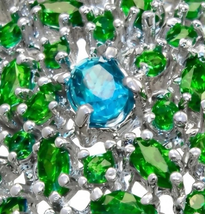 Fiammetta oval cut 2.2 carat Paraiba Tourmaline Tsavorite Garnet .925 Sterling Silver entirely handmade Ring size 8 - Close-up of Fiammetta oval cut 2.2 carat Paraiba Tourmaline and Tsavorite.