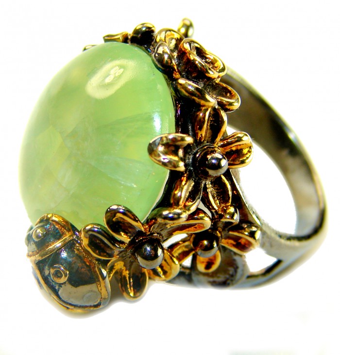 Vintage Style Best quality 22.8 carat Prehnite 2 tones .925 Sterling Silver handcrafted Ring Size 7 1/2 - Close-up of vintage style ring with green prehnite and floral design.
