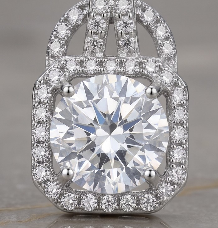 Romantica Precious Natural 4.2 carat White Topaz Silver handmade necklace - Close-up of Romantica 4.2 carat White Topaz Silver pendant