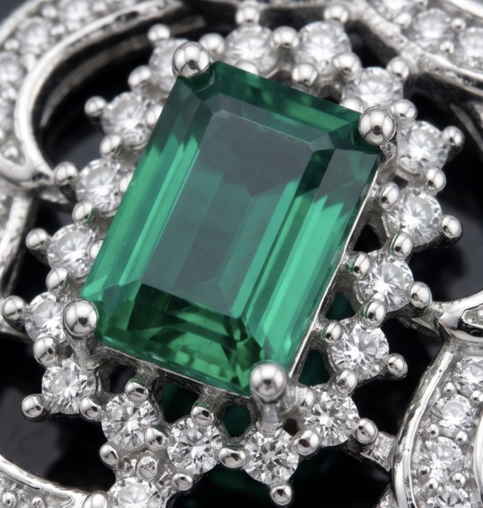 Luxurious victorian style 2.5 carat Emerald .925 Sterling Silver handmade Pendant - Close-up of an emerald and diamond Victorian-style sterling pendant