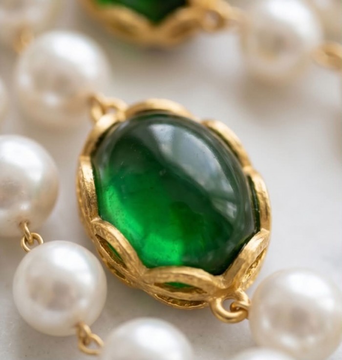 Back to Nature Huge Aventurine Fluorite Jade . 925 Sterling Silver handmade necklace - Close-up of green stone with pearls in gold setting