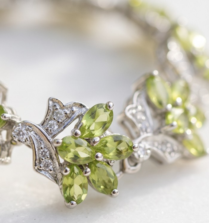 Vittoria Natural 29.8 carat Brazilian Peridot Rhodium over .925 Sterling Silver handmade Statement Bracelet - Close-up of Vittoria natural Brazilian Peridot bracelet stones.