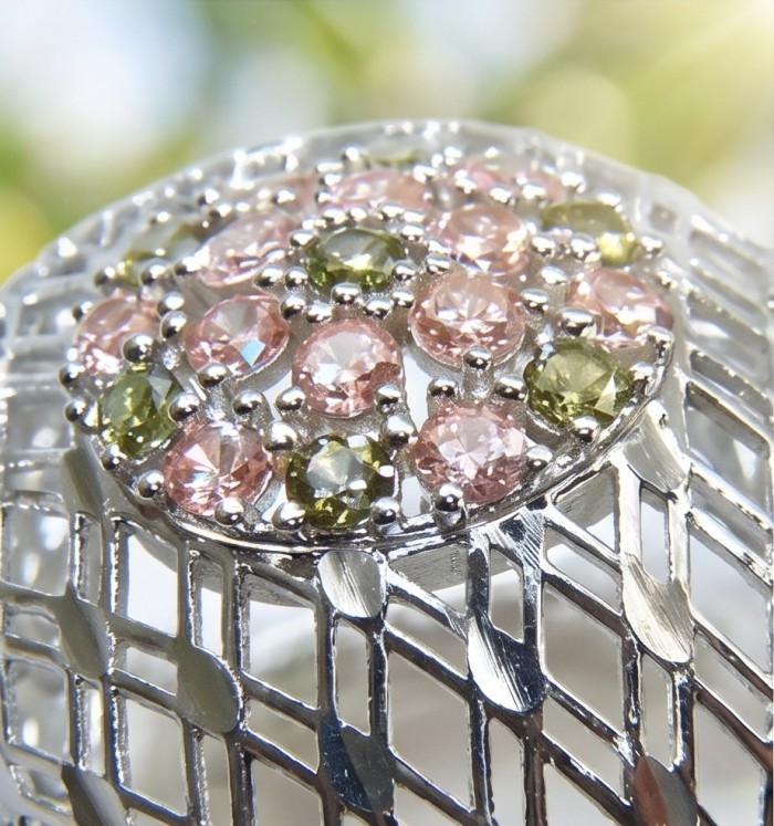 Casablanca Italy made 1.8 carat Morganite Peridot .925 Sterling Silver brilliantly handcrafted ring s. 8 - Close-up of Casablanca Italy Morganite Peridot ring in silver lattice design.