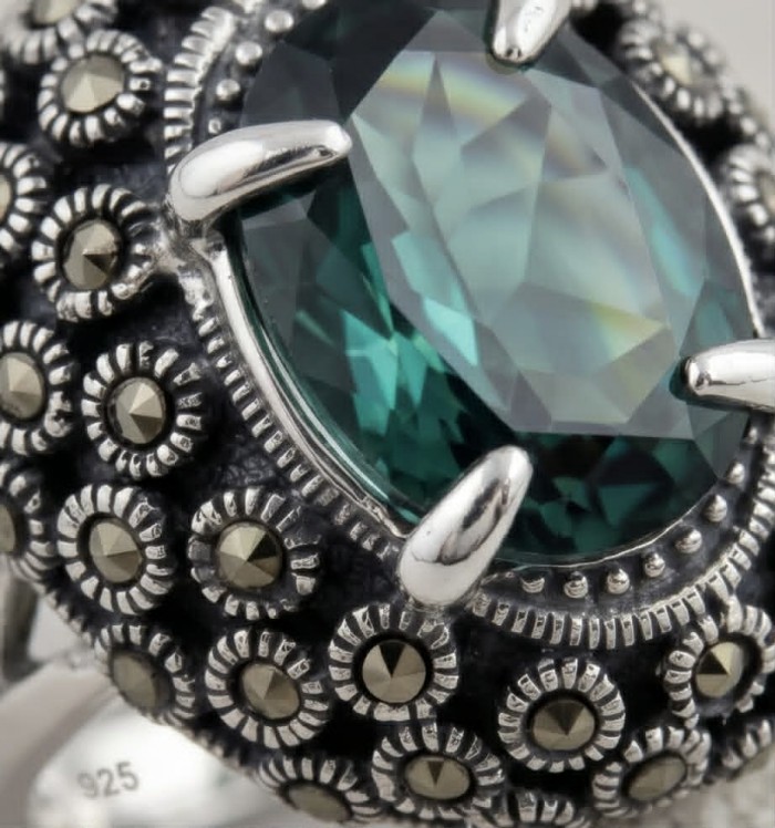 Spectaculat 9.2 carat Travorite Garnet .925 Sterling Silver Statement Ring size 8 - Close-up of Travorite Garnet ring with marcasite details in sterling silver.