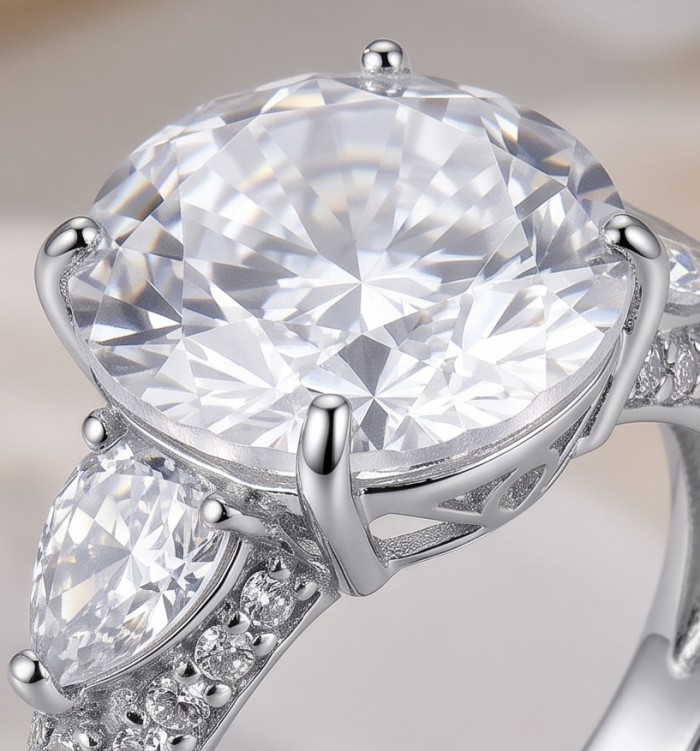 Perfection Round cut 11.2 carat White Topaz rhodium over .925 Silver handcrafted Cocktail Ring s. 7 1/4 - Close-up of Perfection Round cut 11.2 carat White Topaz ring detail
