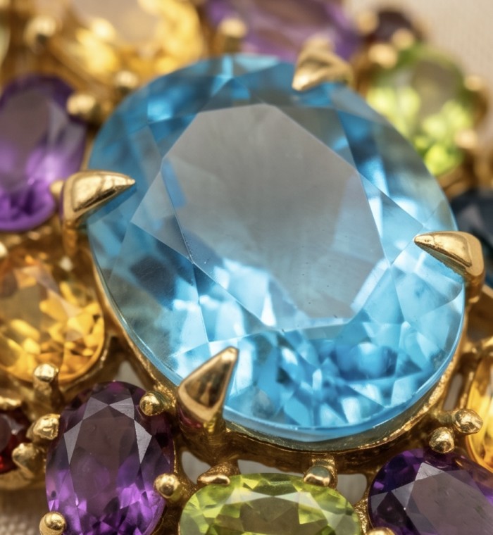 Majestic - Vintage style oval cut 15.8 carat Swiss Blue Topaz .925 Sterling Silver DIPPED IN 22 carat Gold handmade Pendant Brooch - Stone close-up of vintage-style Swiss Blue Topaz with colorful gems