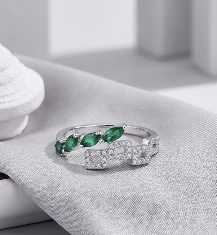 Vintage style - 2.9 carat authentic Emerald .925 Sterling Silver handcrafted Statement Ring s. 9 - Side view of vintage-style emerald and sterling silver ring on fabric