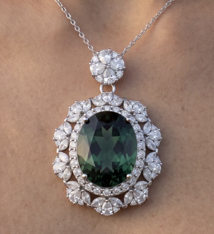 Tiffany Incredible oval cut 20.4 carat Tsavorite Garnet .925 Sterling Silver handcrafted pendant - Pendant with green gem and diamond cluster, worn on neck.