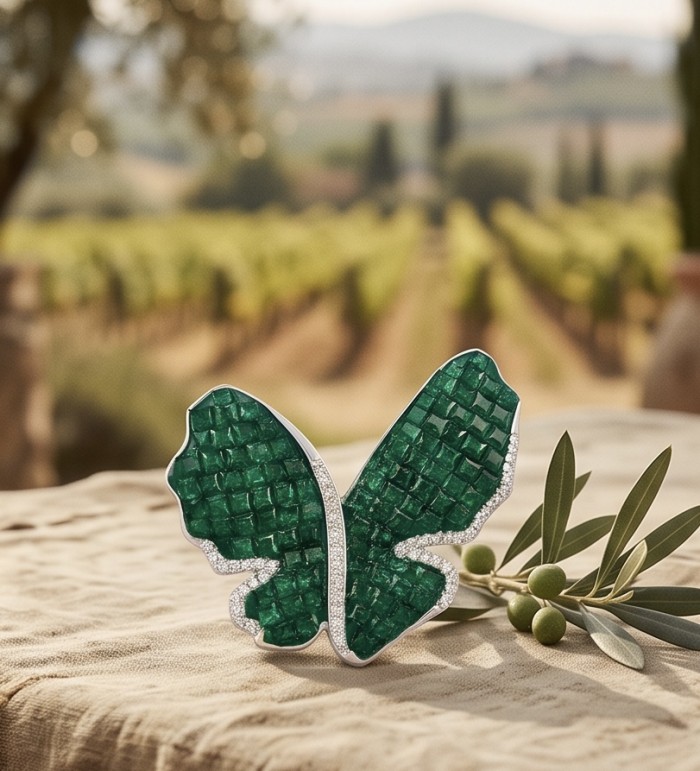 Butterfly - mystery setting- 19.2 carat Colombian Emerald .925 Sterling Silver handcrafted Brooch - Butterfly brooch front view, 19.2 carat Colombian emerald and diamonds