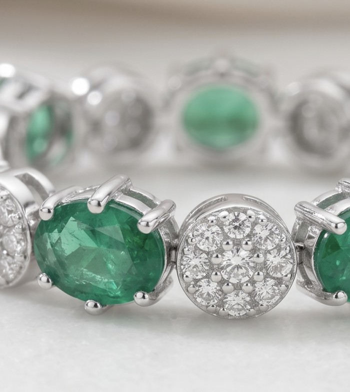 Art Deco 6.7 carat Emerald .925 Sterling Silver handcrafted Bracelet - Stone close-up of Art Deco 6.7 carat Emerald in .925 Sterling Silver