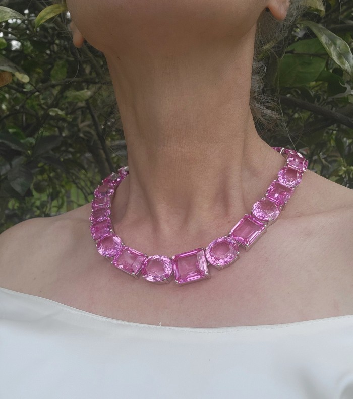 Tiffany - Magnificent Pink 284.5 carat Pink Sapphire .925 Sterling Silver handcrafted Large Statement necklace, 205.8 grams - Necklace worn, showcasing pink sapphires against a white outfit.