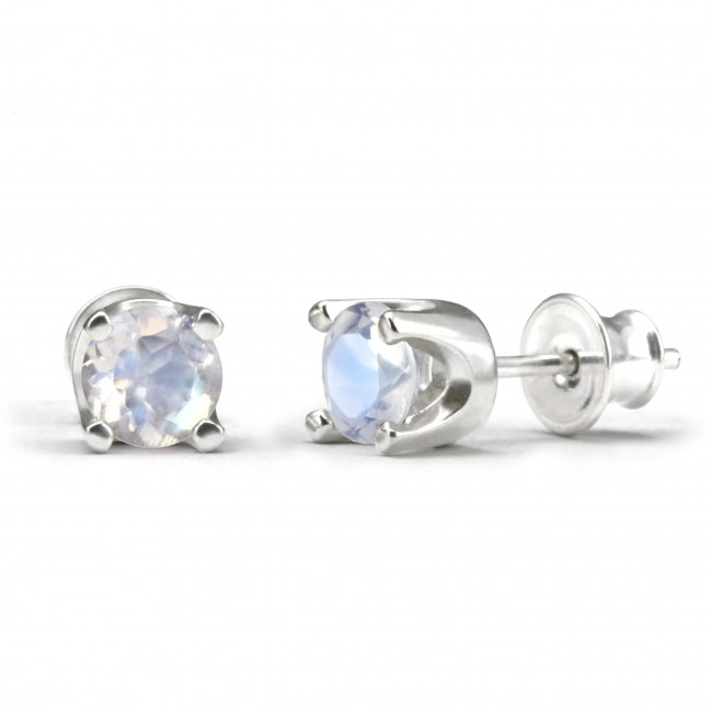 Elegant studs in sterling silver with a moonstone