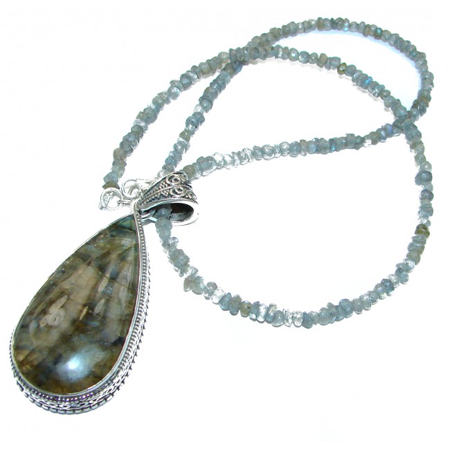 Mesmerizing lights Labradorite .925 Sterling Silver entirely handcrafted necklace